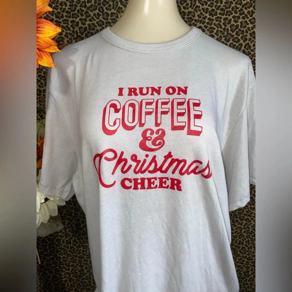 🦋B2G1🦋UNIQUE VINTAGE “I Run On Coffee & Christmas Cheer” T-Shirt | MEDIUM | - Picture 3 of 9